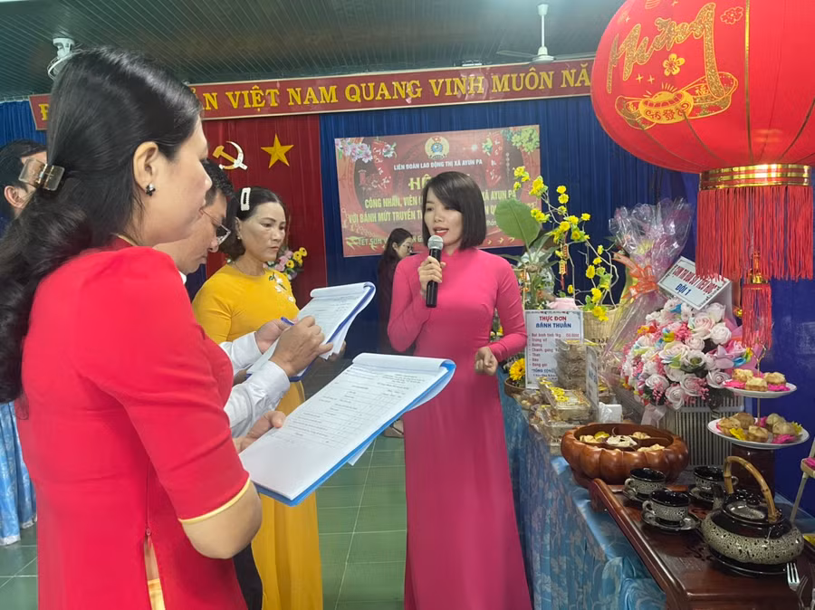 Các đội thi tham gia thuyết trình về sản phẩm bánh mứt Tết của đội mình. Ảnh: Vũ Chi