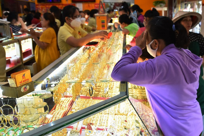 Giá vàng thế giới đêm qua tăng mạnh lên 1.833 USD/ounce - mức cao nhất trong 6 tháng qua