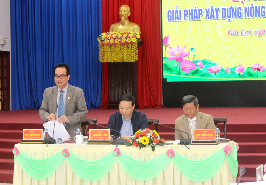 Hội thảo khoa học "Giải pháp xây dựng nông thôn mới bền vững ở tỉnh Gia Lai" ảnh 1 Đồng chí: Trương Hải Long (ở giữa)-Phó Bí thư Tỉnh ủy, Chủ tịch UBND tỉnh cùng các đồng chí Lưu Trung Nghĩa (bìa trái)-Giám đốc Sở Nông nghiệp và PTNT, Ngô Khắc Ngọc (bìa phải)-Hiệu trưởng Trường Chính trị tỉnh chủ trì hội thảo. Ảnh: Phan Lài