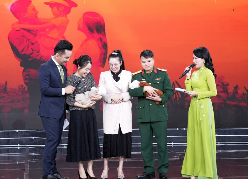 Gia đình Thiếu tá Hoàng Đức Cảnh hạnh phúc với “trái ngọt” là 2 bé gái sau 8 năm hiếm muộn.