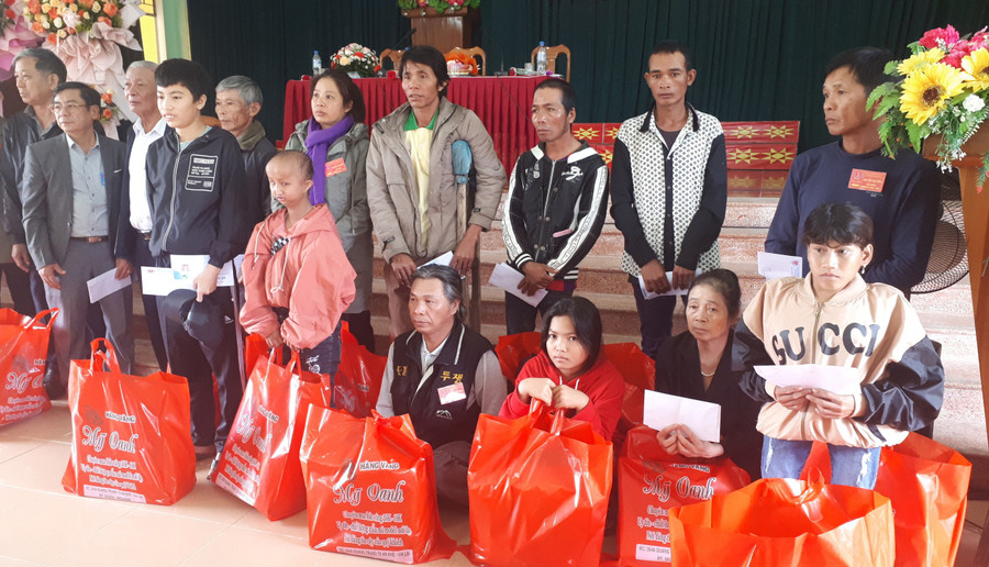 Hội Bảo trợ Người khuyết tật và trẻ mồ côi huyện Đak Pơ tặng quà cho người khuyết tật và trẻ mồ côi trên địa bàn thị xã. Ảnh: Phan Thủy