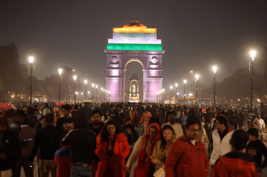Đón năm mới ở New Delhi, Ấn Độ. Ảnh: Reuters