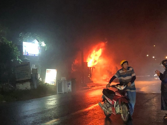 Người dân nhanh chóng di dời tài sản, vật dụng ra khỏi phạm vi vụ cháy Người dân nhanh chóng di dời tài sản, vật dụng ra khỏi phạm vi vụ cháy