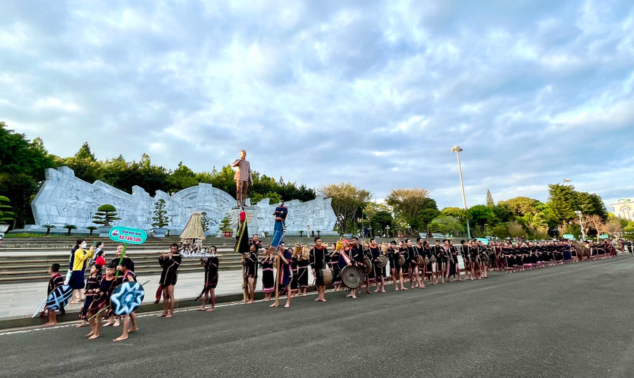 Các đội cồng chiêng biểu diễn trước Tượng đài Bác Hồ với các dân tộc Tây Nguyên tại Quảng trường Đại Đoàn Kết. Ảnh: Phương Vi