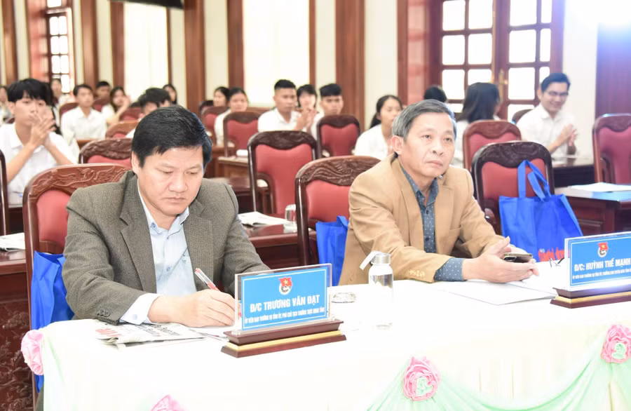 Các đại biểu tham dự lễ trao học bổng Tiếp sức đến trường năm 2022. Ảnh: Đức Thụy