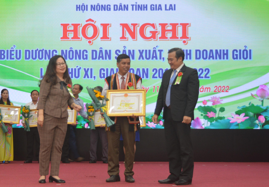 Ông Duih nhận bằng khen của Chủ tịch UBND tỉnh vì đạt danh hiệu sản xuất kinh doanh giỏi giai đoạn 2017-2021. Ảnh: Anh Huy