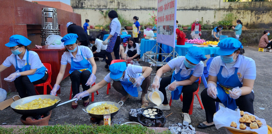 Các đội trổ tài khéo tay làm mứt và bánh thuẫn truyền thống tại hội thi. Ảnh: Đinh Yến Các đội trổ tài khéo tay làm mứt và bánh thuẫn truyền thống tại Hội thi. Ảnh. Đinh Yến