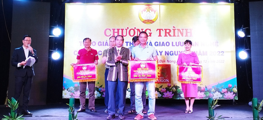 Ban tổ chức trao giải ba cho đoàn vận động viên tỉnh Gia Lai. Ảnh: Lê Đại Ban tổ chức trao giải ba cho đoàn vận động viên tỉnh Gia Lai. Ảnh: Lê Đại