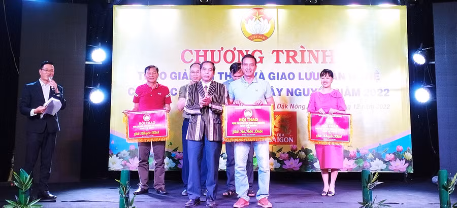 Ban tổ chức trao giải ba cho đoàn vận động viên tỉnh Gia Lai. Ảnh: Lê Đại