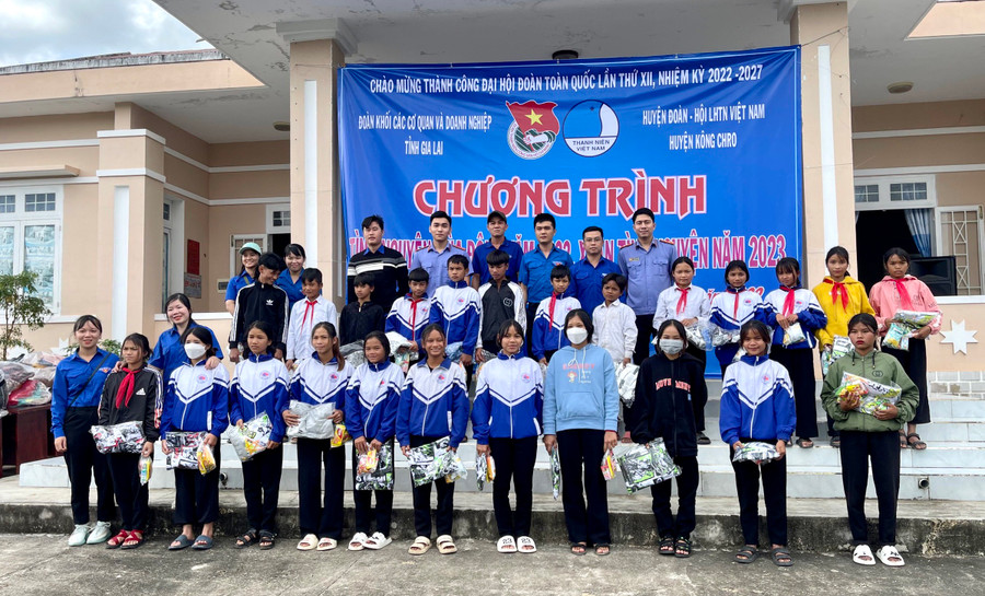 Đoàn khối các Cơ quan và Doanh nghiệp tỉnh phối hợp Huyện Đoàn-Hội LHTN Việt Nam huyện Kông Chro tặng quà cho thiếu nhi khó khăn xã Đak Song (huyện Kông Chro). Ảnh: Anh Vũ