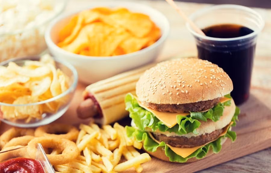  Nếu bạn muốn duy trì sức khỏe sinh sản của mình ở mức tốt, tốt nhất bạn nên từ bỏ thói quen ăn khoai tây chiên và bánh mì kẹp thịt quá thường xuyên. Ảnh: SHUTTERSTOCK