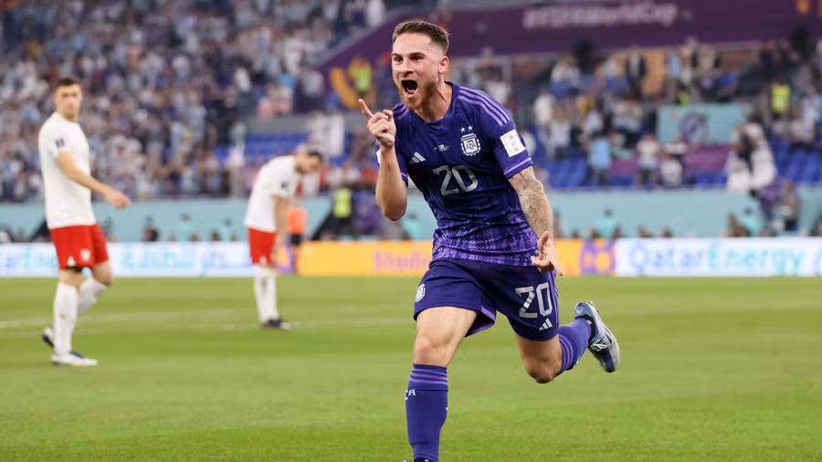 Allister đã mở tỷ số ở đầu hiệp 2 cho Argentina. Ảnh: FIFA