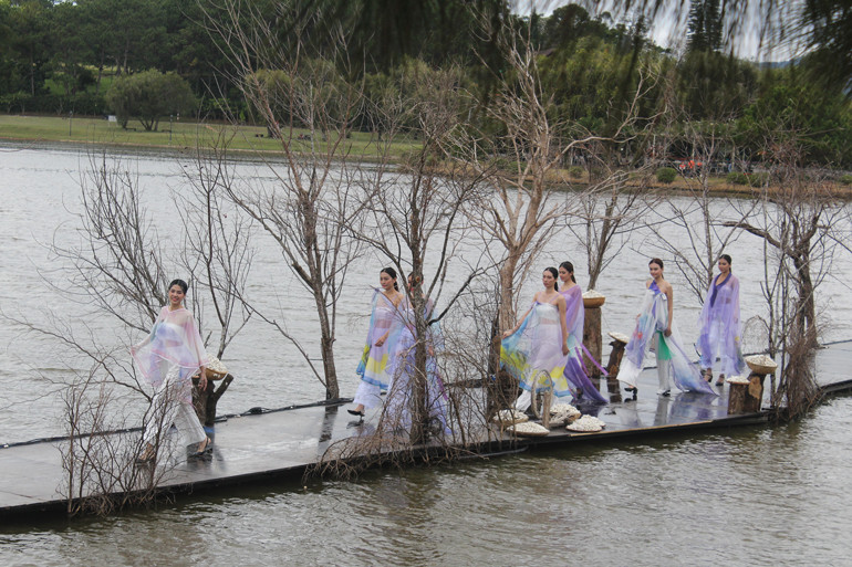 Bộ sưu tầm Xuân đỏ, hạ xanh, thu vàng, đông tím của nhà thiết kế Minh Hạnh như một bức tranh