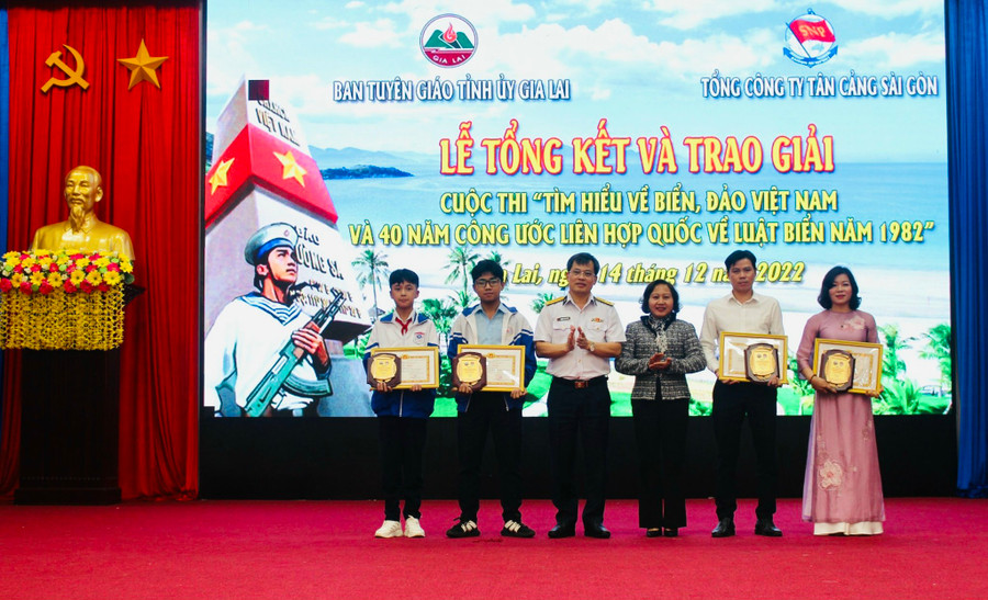 Đồng chí Ayun H’Bút (thứ ba từ phải qua)-Phó Chủ tịch HĐND tỉnh và Đại tá Nguyễn Năng Toàn-Chủ tịch Tổng Công ty Tân Cảng Sài Gòn (thứ 4 từ phải qua) trao giải nhất cho các cá nhân đạt giải của cuộc thi. Ảnh: Phan Lài Đồng chí Ayun H’Bút (thứ ba từ phải qua)-Phó Chủ tịch HĐND tỉnh và Đại tá Nguyễn Năng Toàn-Chủ tịch Tổng Công ty Tân Cảng Sài Gòn (thứ 4 từ phải qua) trao giải nhất cho các cá nhân đạt giải của cuộc thi. Ảnh: Phan Lài