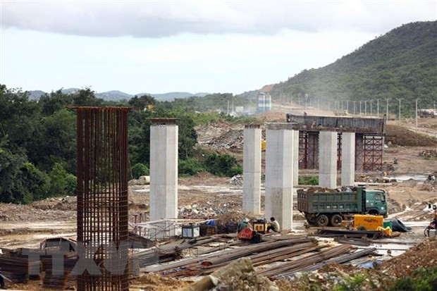 Thi công tuyến cao tốc Bắc-Nam đoạn Cam Lâm-Vĩnh Hảo. Ảnh: Huy Hùng/TTXVN