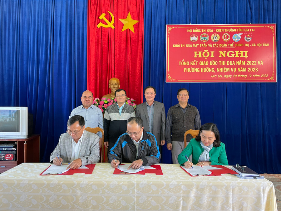 Các đơn vị trong Khối ký kết giao ước thi đua năm 2023. Ảnh Lam Nguyên