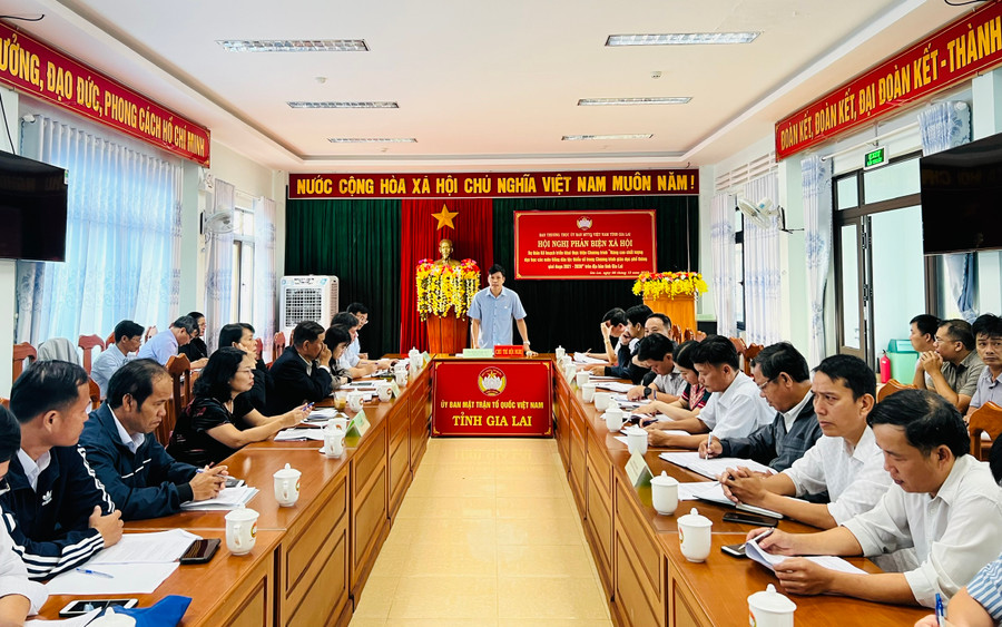 Quang cảnh hội nghị phản biện xã hội dự thảo kế hoạch triển khai thực hiện chương trình nâng cao chất lượng dạy học các môn tiếng dân tộc thiểu số. Ảnh: Phan Lài