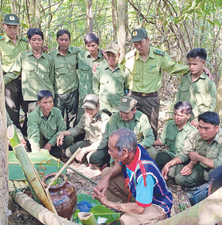 Lễ cúng thần rừng của người dân xã Ia Pếch, huyện Ia Grai. Ảnh: Hoàng Ngọc Lễ cúng thần rừng của người dân xã Ia Pếch, huyện Ia Grai. Ảnh: Hoàng Ngọc