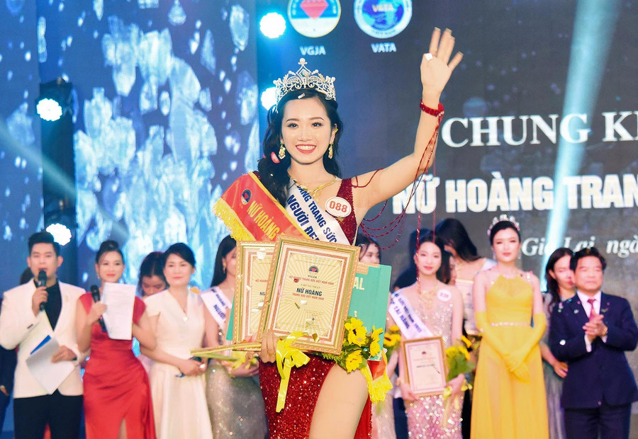 Tân "Nữ hoàng trang sức Việt Nam" năm 2022 Nguyễn Hoàng Yến trong giờ phút đăng quang. Ảnh: Đức Thụy Tân