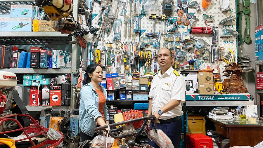  Cán bộ Chi cục Thuế Pleiku tích cực bám sát địa bàn, hỗ trợ người dân trong việc thực hiện nghĩa vụ thuế. Ảnh: Sơn Ca