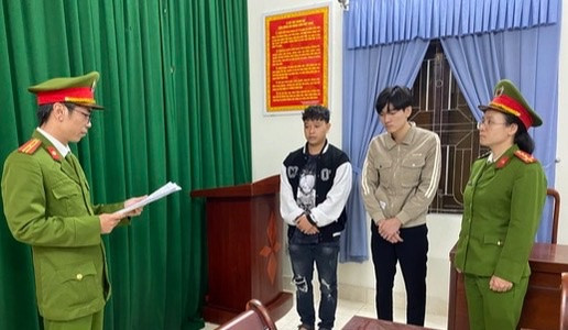 Ngô Văn Nam và Trần Nhật Trường bị bắt. Ảnh nguồn Báo Người Lao Động Ngô Văn Nam và Trần Nhật Trường bị bắt. Ảnh nguồn Báo Người Lao Động