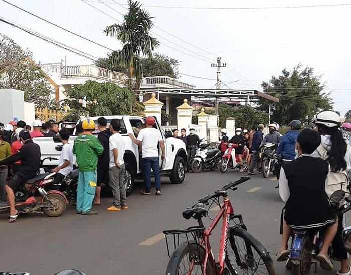 Người dân tập trung tại hiện trường vụ nổ. Ảnh: Người dân cung cấp Người dân tập trung tại hiện trường vụ nổ. Ảnh: Người dân cung cấp