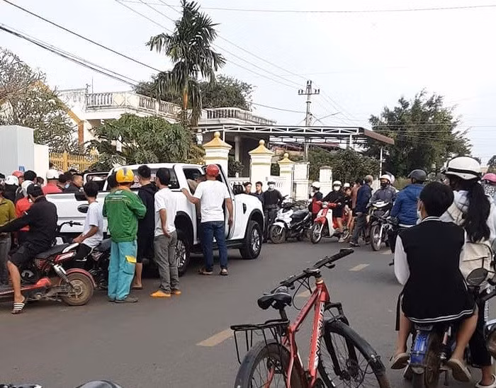 Người dân tập trung tại hiện trường vụ nổ. Ảnh: Người dân cung cấp