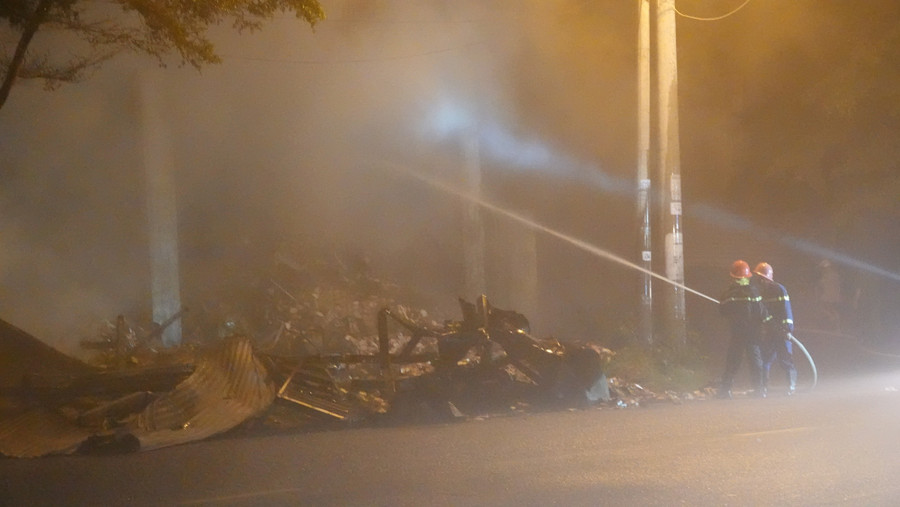 Khi đám cháy được khống chế, nhà kho, hàng hóa đã bị hư hỏng nặng. Ảnh: Hoàng Trọng Khi đám cháy được khống chế, nhà kho, hàng hóa đã bị hư hỏng nặng. Ảnh: Hoàng Trọng