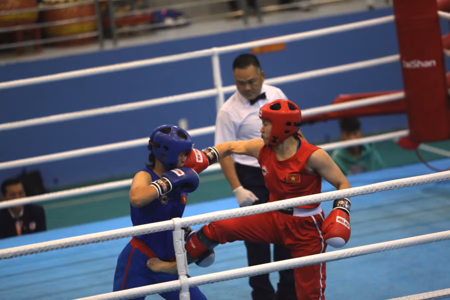 Lê Thị Nhi (phải) đã liên tiếp ghi điểm với những cú đánh chuẩn xác. Ảnh: Văn Ngọc