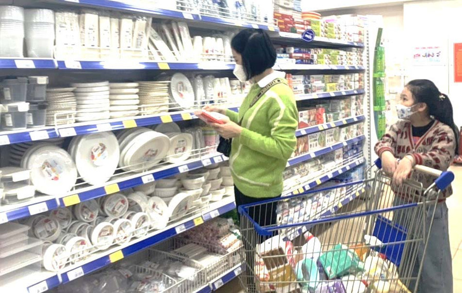 Khách hàng chọn mua sản phẩm dĩa-ly-chén giấy tại Siêu thị Co.op Mart Pleiku. Ảnh: Hà Duy Khách hàng chọn mua sản phẩm dĩa-ly-chén giấy tại Siêu thị Co.op Mart Pleiku. Ảnh: Hà Duy
