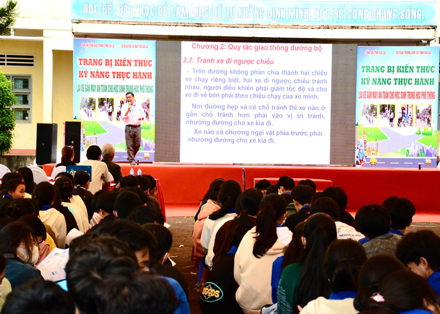 Các báo cáo viên truyền đạt đến học sinh nhiều chuyên đề quan trọng về quy định pháp luật trong lĩnh vực giao thông đường bộ đối với xe mô tô, xe gắn máy