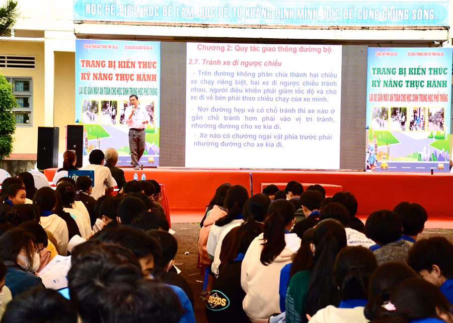 Các báo cáo viên truyền đạt đến học sinh nhiều chuyên đề quan trọng về quy định pháp luật trong lĩnh vực giao thông đường bộ đối với xe mô tô, xe gắn máy