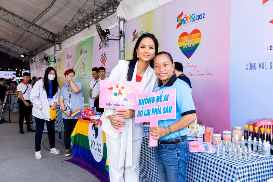 H’Hen Niê chung tay vì cộng đồng, hy vọng dùng sức ảnh hưởng để ngăn nạn kỳ thị những người có HIV/AIDS. Ảnh: FBNV