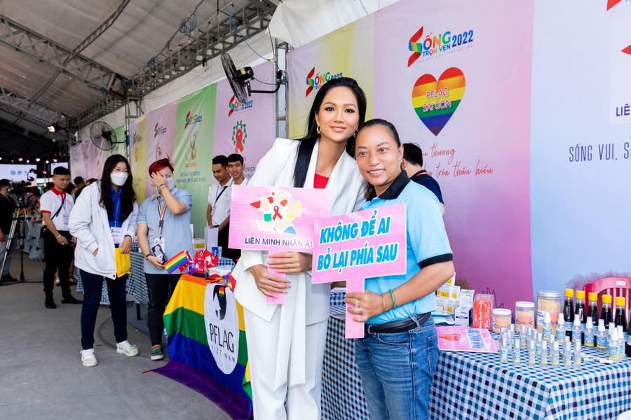 H’Hen Niê chung tay vì cộng đồng, hy vọng dùng sức ảnh hưởng để ngăn nạn kỳ thị những người có HIV/AIDS. Ảnh: FBNV