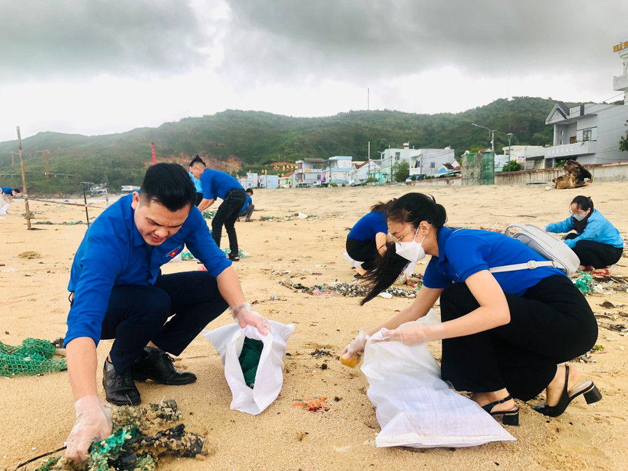 Các đoàn viên thanh niên dọn dẹp vệ sinh bãi biển xã Nhơn Hải (TP.Quy Nhơn). Ảnh: CTV