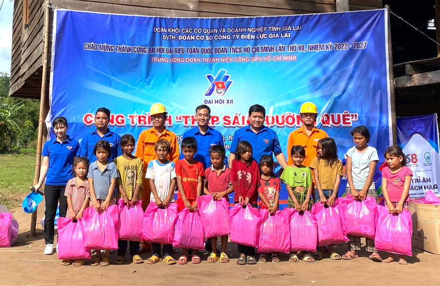 Đoàn cơ sở Công ty điện lực Gia Lai trao 40 phần quà cho các em học sinh có hoàn cảnh khó khăn làng Keo. Ảnh: Hà Duy Đoàn cơ sở Công ty điện lực Gia Lai trao 40 phần quà cho các em học sinh có hoàn cảnh khó khăn làng Keo.