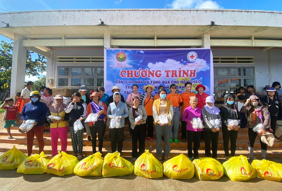 Đoàn công tác tặng quà cho người nghèo, khó khăn xã Ia Piơr, huyện Chư Prông. Ảnh: Hồng Ngọc