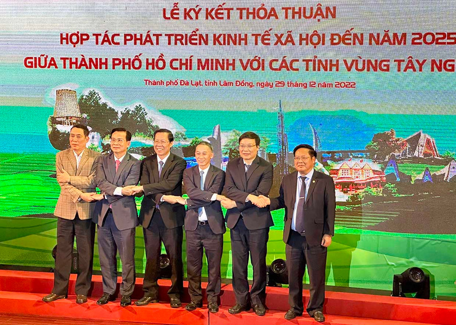 Chủ tịch TP. Hồ Chí Minh và 5 Chủ tịch các tỉnh Tây Nguyên bắt tay thắt chắt quan hệ hợp tác phát triển kinh tế- xã hội. Ảnh: Diễm Thương Chủ tich TP Hồ Chí Minh và 5 Chủ tịch các tỉnh Tây Nguyên bắt tay thắt chắt quan hệ hợp tác phát triển kinh tế- xã hội. Ảnh: Diễm Thương