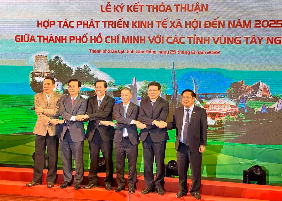 Chủ tich TP Hồ Chí Minh và 5 Chủ tịch các tỉnh Tây Nguyên bắt tay thắt chắt quan hệ hợp tác phát triển kinh tế- xã hội. Ảnh: Diễm Thương