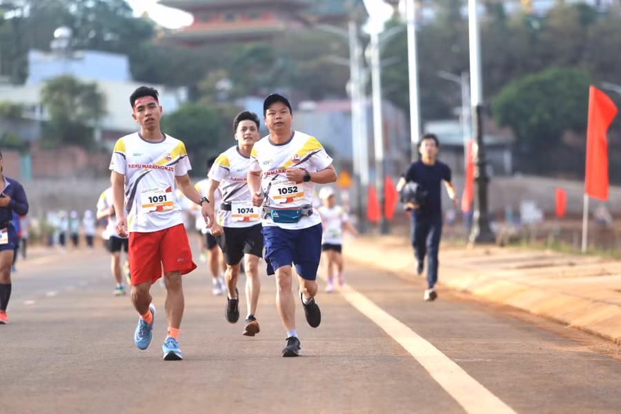 Giám đốc Sở Kế hoạch và Đầu tư Nguyễn Hữu Quế (số đeo 1052) tham gia ở cự ly 10 km nam. Ảnh: Văn Ngọc