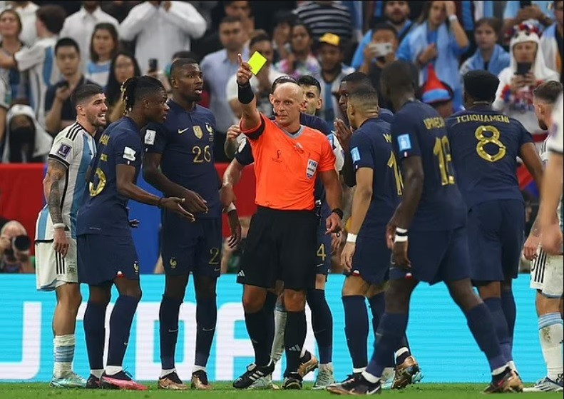 Các cầu thủ Pháp phản ứng với quyết định của trọng tài Szymon Marciniak trong trận chung kết World Cup 2022. Ảnh: AFP Các cầu thủ Pháp phản ứng với quyết định của trọng tài Szymon Marciniak trong trận chung kết World Cup 2022. Ảnh: AFP