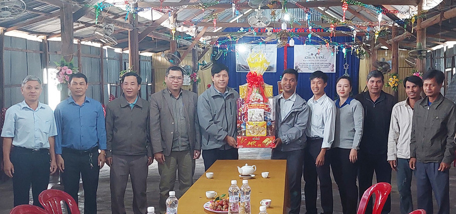 Đoàn công tác của Phó Chủ tịch Ủy ban MTTQ Việt Nam tỉnh Đinh Ngọc Hải thăm, chúc mừng Giáng sinh tại các cơ sở tôn giáo của đạo Công giáo và Tin lành. Ảnh: Thanh Nhật Đoàn công tác của Phó Chủ tịch Đinh Ngọc Hải thăm, chúc mừng Giáng sinh tại các cơ sở tôn giáo của đạo Công giáo và Tin lành. Ảnh: Thanh Nhật