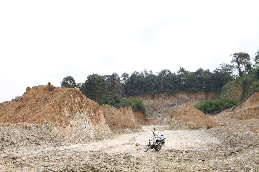 Khu vực khai thác đất đắp của Công ty 515 tại xã Hòa Thắng được ngành chức năng xác định vượt phạm vi cấp phép, lấn sang đất rừng trồng. Ảnh: Hoàng Bình