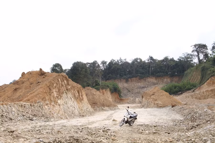 Khu vực khai thác đất đắp của Công ty 515 tại xã Hòa Thắng được ngành chức năng xác định vượt phạm vi cấp phép, lấn sang đất rừng trồng. Ảnh: Hoàng Bình