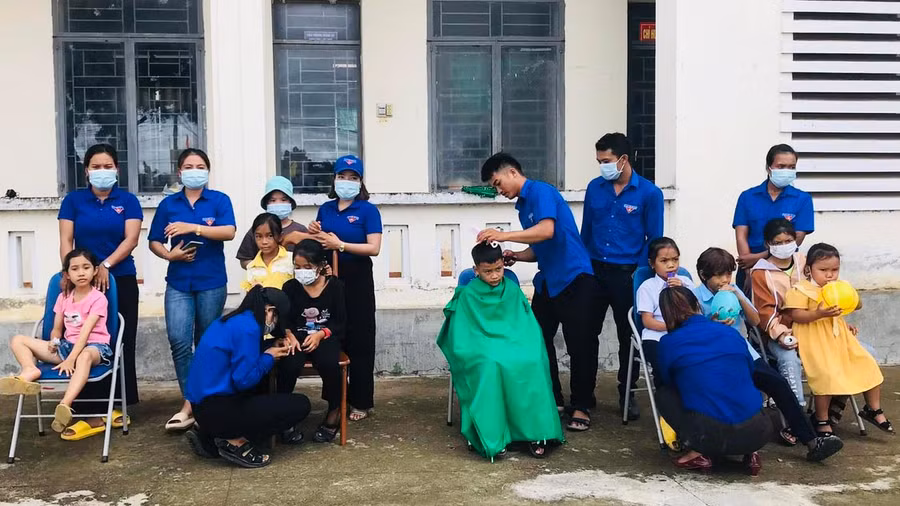 Đoàn xã Ia Tul (huyện Ia Pa) lồng ghép các buổi sinh hoạt với hoạt động tình nguyện. Ảnh: Vũ Chi