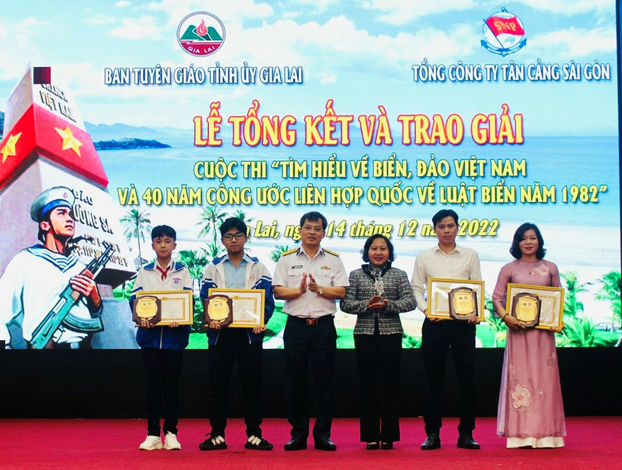  Phó Chủ tịch HĐND tỉnh Ayun HBút (thứ 3 từ phải sang) và Đại tá Nguyễn Năng Toàn-Chủ tịch Tổng Công ty Tân Cảng Sài Gòn (thứ 4 từ phải sang) trao giải nhất cho các cá nhân đạt giải của cuộc thi. Ảnh: Anh Huy