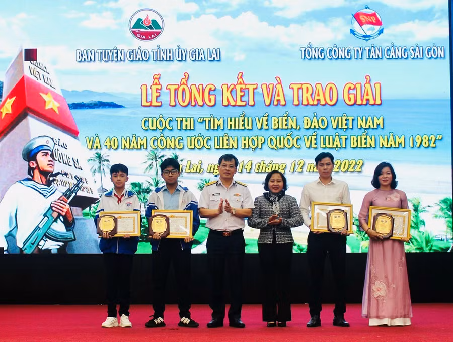  Phó Chủ tịch HĐND tỉnh Ayun HBút (thứ 3 từ phải sang) và Đại tá Nguyễn Năng Toàn-Chủ tịch Tổng Công ty Tân Cảng Sài Gòn (thứ 4 từ phải sang) trao giải nhất cho các cá nhân đạt giải của cuộc thi. Ảnh: Anh Huy
