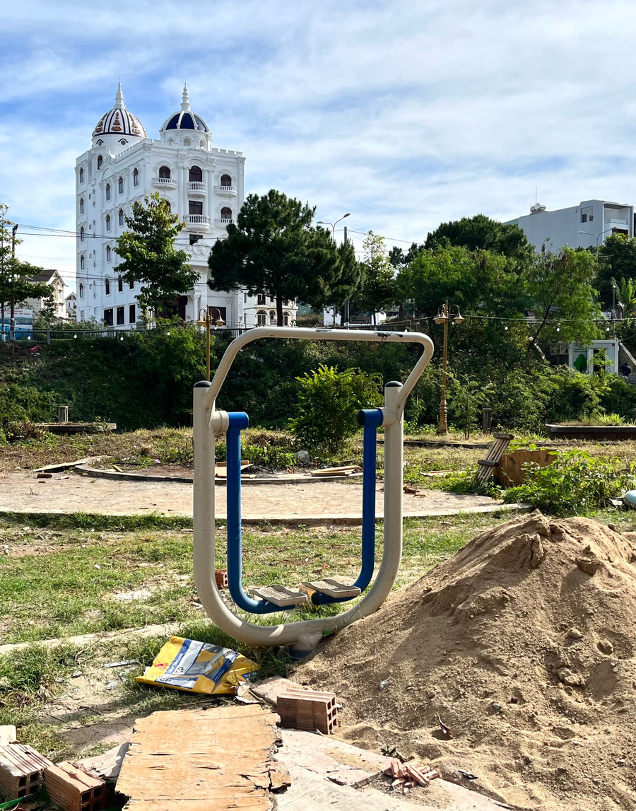 Phía sau khu vực lắp dụng cụ thể dục là một hoa viên nhỏ song cũng trong tình trạng xơ xác, hoang tàn. Ảnh: Phương Vi Phía sau khu vực lắp dụng cụ thể dục là một hoa viên nhỏ song cũng trong tình trạng xơ xác, hoang tàn. Ảnh: Phương Vi