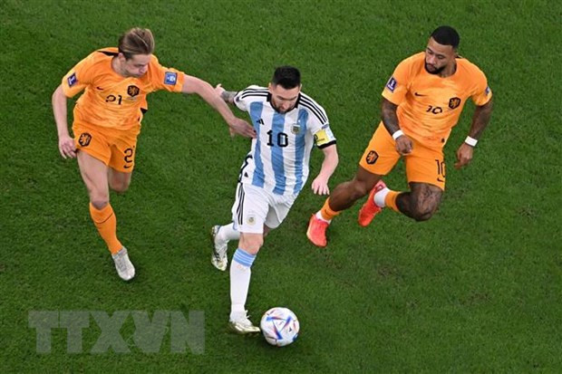 Tiền đạo Argentina Lionel Messi (giữa) đi bóng trước sự bám đuổi của các tuyển thủ Hà Lan trong trận tứ kết World Cup 2022 thứ hai ngày 9/12. (Ảnh: AFP/TTXVN)