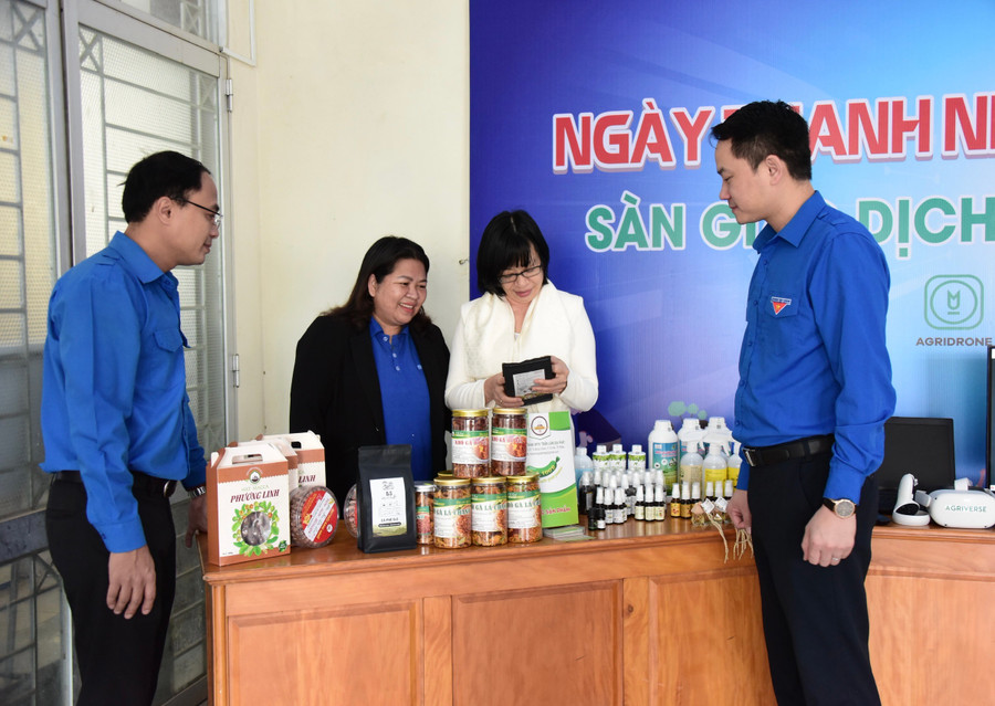 Các đại biểu tham quan gian hàng nông nghiệp thanh niên dân tộc thiểu số tiêu biểu tại Ngày hội Thanh niên cùng hành động. Ảnh: Đức Thụy Các đại biểu tham quan gian hàng nông nghiệp thanh niên dân tộc thiểu số tiêu biểu tại Ngày hội Thanh niên cùng hành động. Ảnh: Đức Thụy